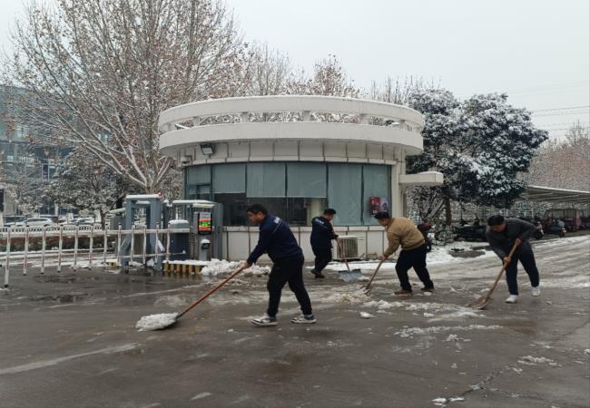 掃雪除冰我先行，冰雪更映黨旗紅